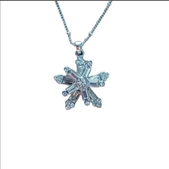 NWT Avenue woman's necklace & earring snowflake set - 20"-23" Long chain - Picture 5 of 6